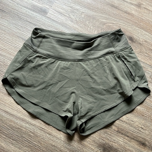 Outdoor Voices Hudson 2.5” short in forest green, like-new & excellent condition - Picture 1 of 5